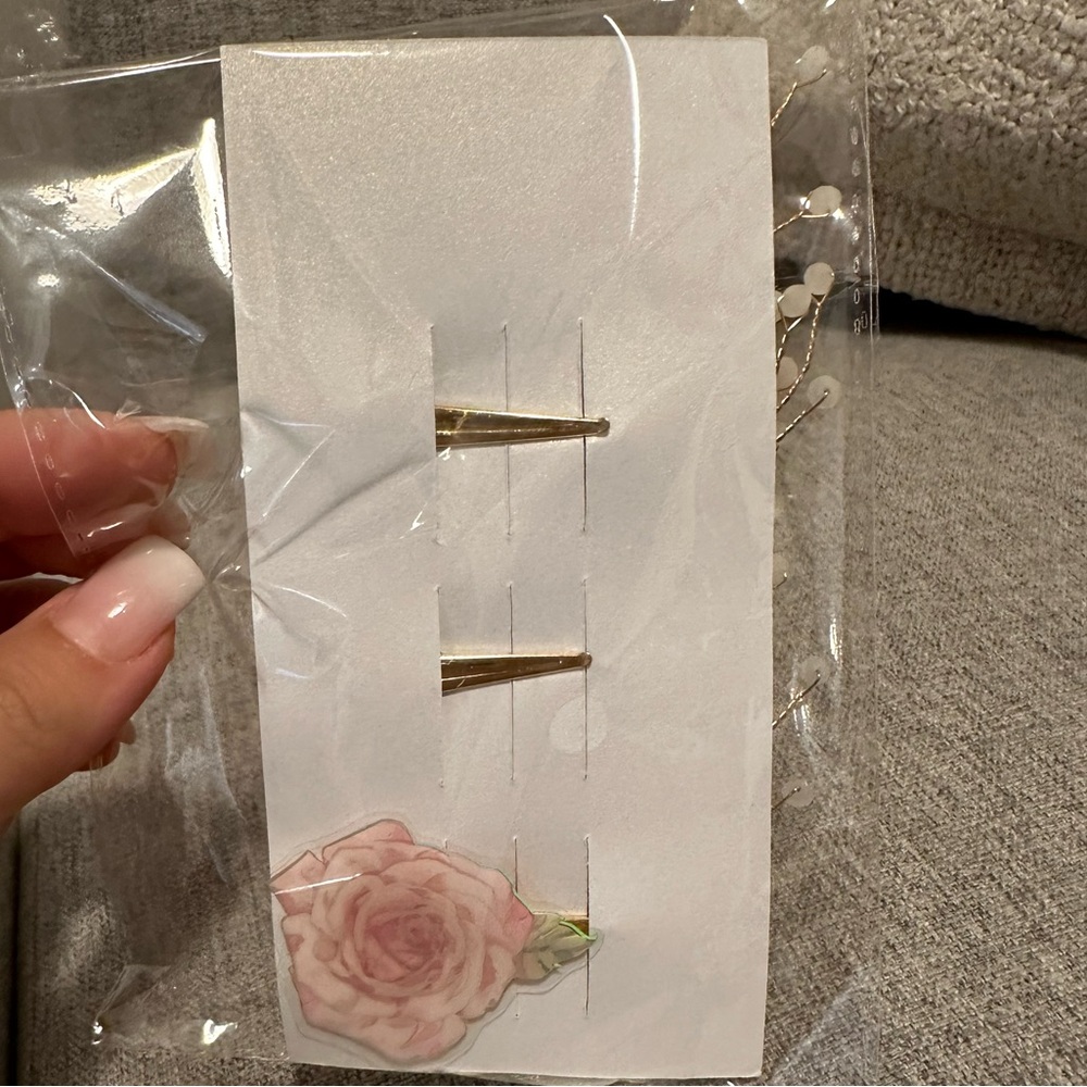 Never Used - 3 Flower Hair Clips - Picture 2 of 2